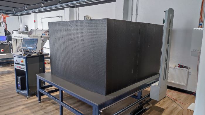 Máquina CNC de hilo caliente cortando un bloque EPS con precisión