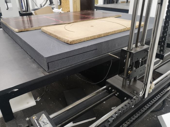 Formación de ondas en una superficie XPS después del corte por hilo caliente