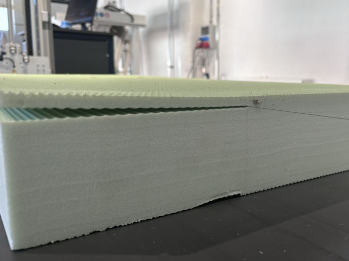 Primer plano formación de ondas en superficie XPS después del corte por hilo caliente