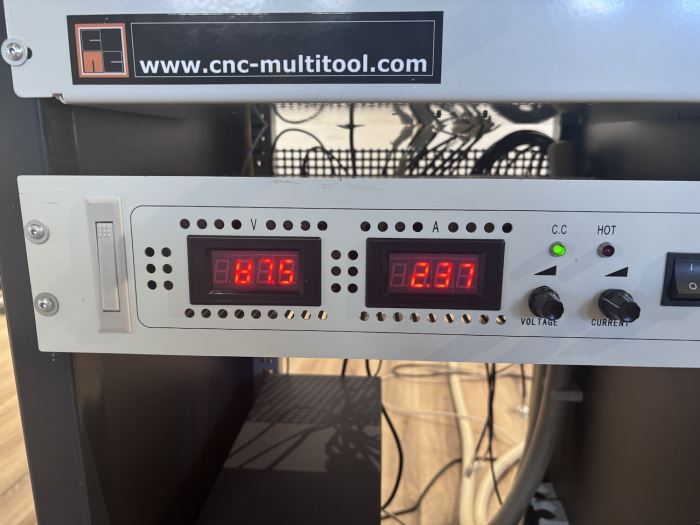 Fuente de alimentación con controles de tensión y corriente para máquina de corte por hilo caliente