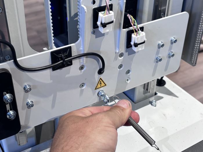 Reemplazo de hilo en máquina CNC de hilo caliente – sin herramientas