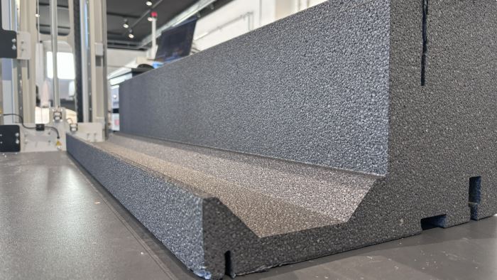 Bloque Neopor con partículas de grafito visibles – color gris