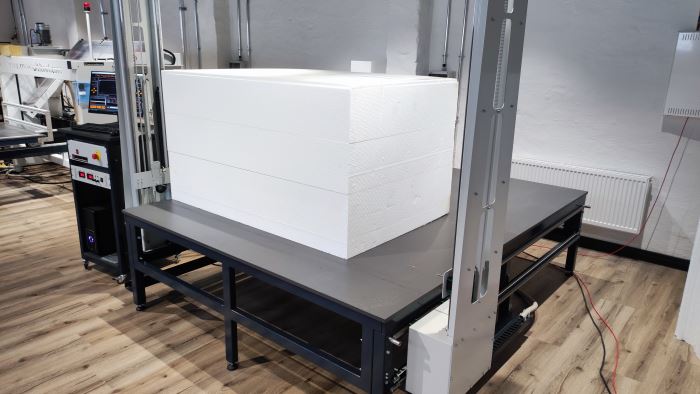 Bloque EPS estándar sobre la mesa de trabajo de una máquina CNC de hilo caliente