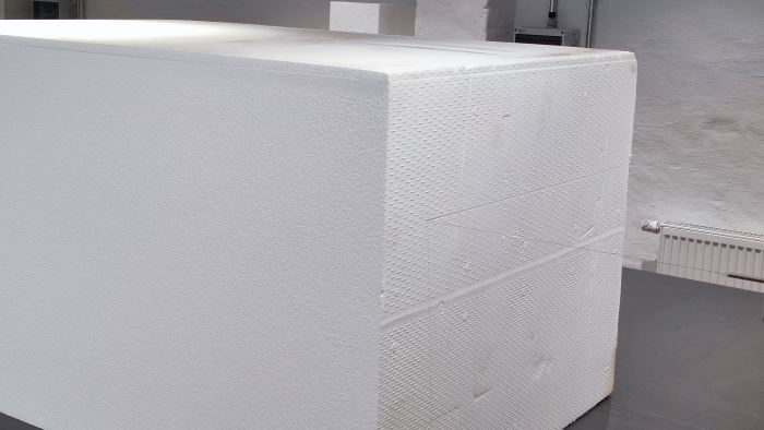 Máquina cortando un bloque EPS