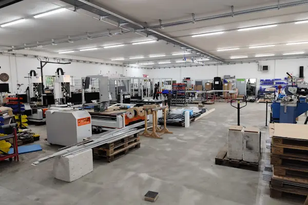 Nave de producción de cnc-multitool en 2025